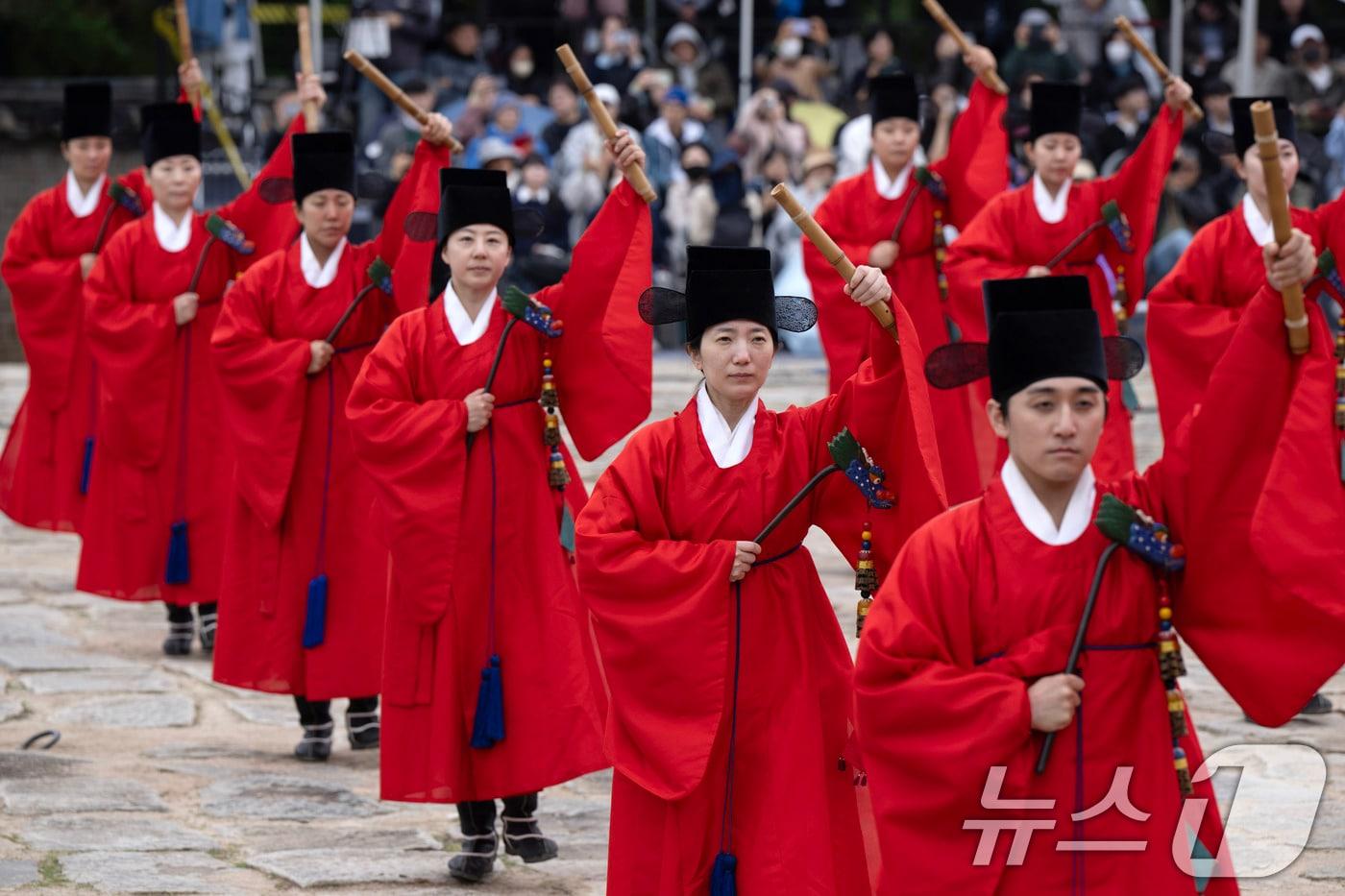 본문 이미지 - 휴일인 3일 서울 종로구 종묘 정전에서 유네스코 인류무형문화유산인 종묘대제가 거행되고 있다. 2001년 유네스코 인류무형문화유산으로 지정된 종묘대제는 조선왕조 역대 왕과 왕비의 신주(神主)를 모시고 올리는 제례의식이다. (공동취재) 2026.5.3 ⓒ 뉴스1 박지혜 기자