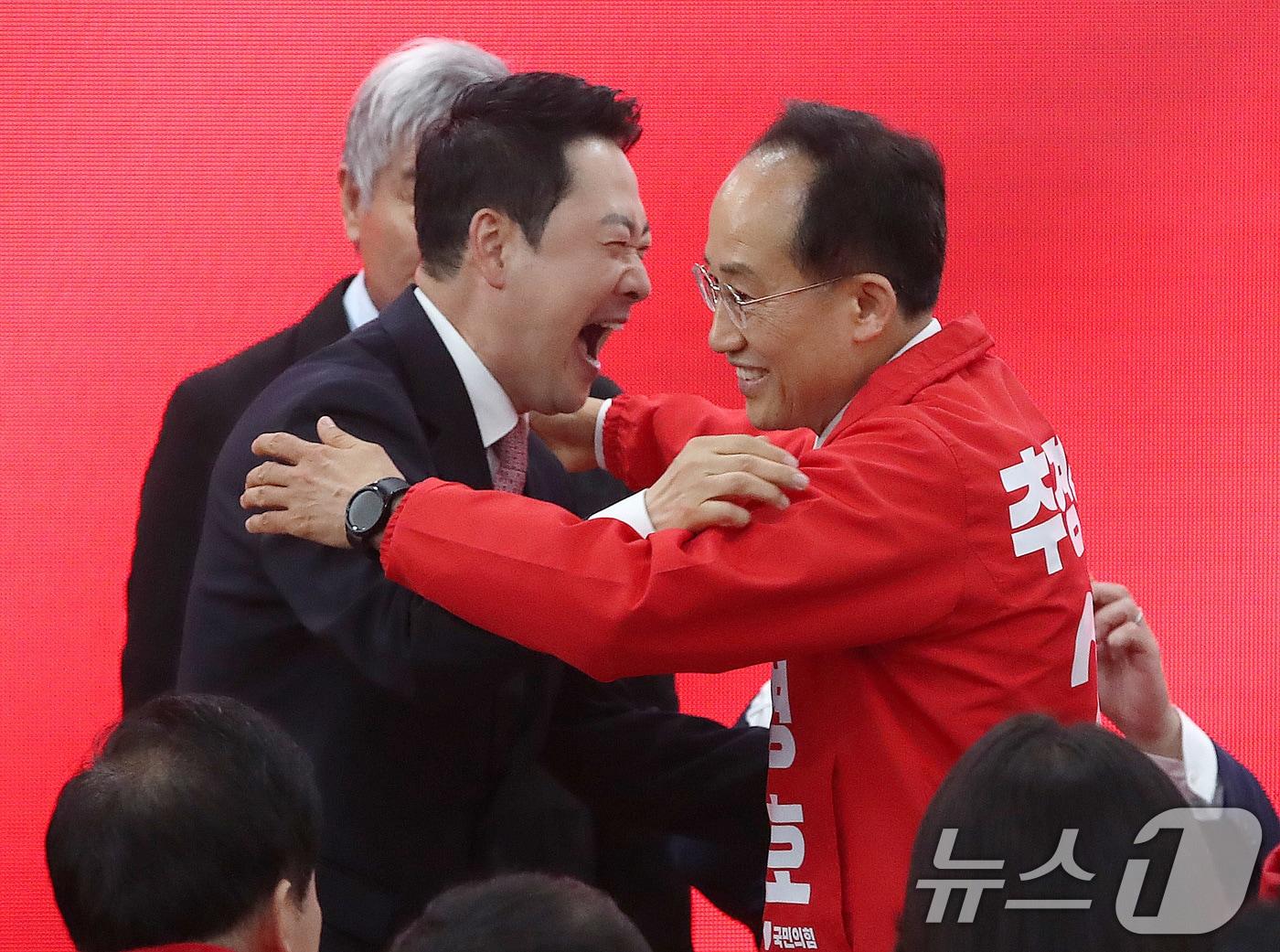 본문 이미지 - 장동혁 국민의힘 대표(왼쪽)가 3일 오후 대구 수성구 범어동 추경호 대구시장 후보 선거사무소 개소식에서 만나 포옹하고 있다. 2026.5.3 ⓒ 뉴스1 공정식 기자