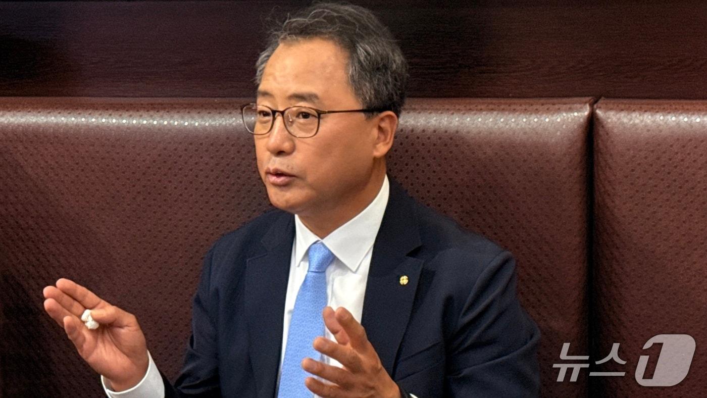 본문 이미지 - 아시아개발은행(ADB) 연차총회를 계기로 우즈베키스탄을 방문한 채병득 금융결제원장이 3일 사마르칸트의 한 식당에서 기자간담회를 열고 있다. 2026.5.3 (금융결제원 제공)