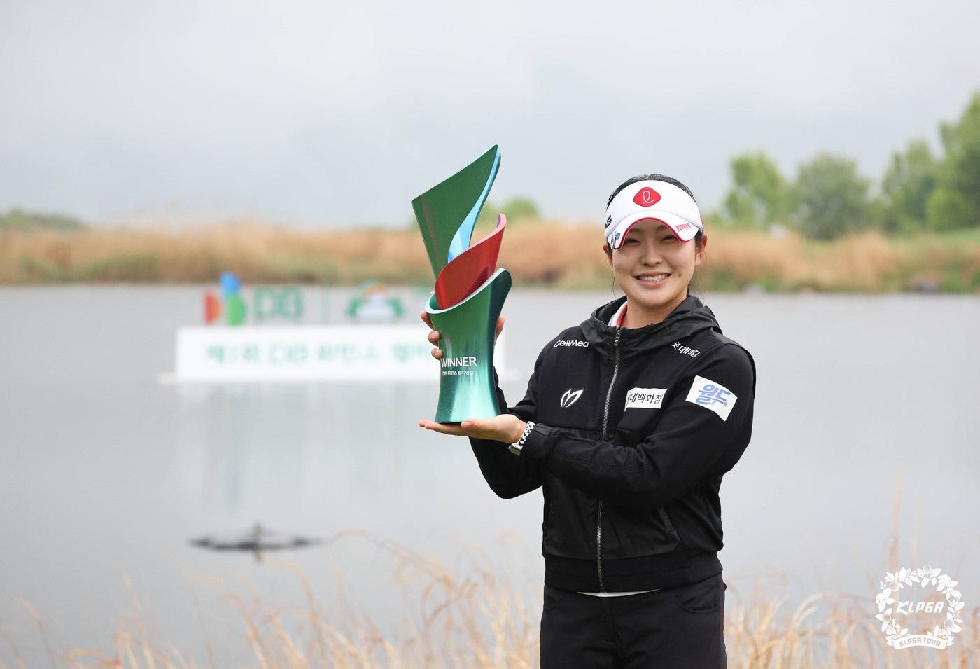 본문 이미지 - KLPGA 투어 DB 위민스 챔피언십 정상에 오른 유현조. (KLPGA 제공)