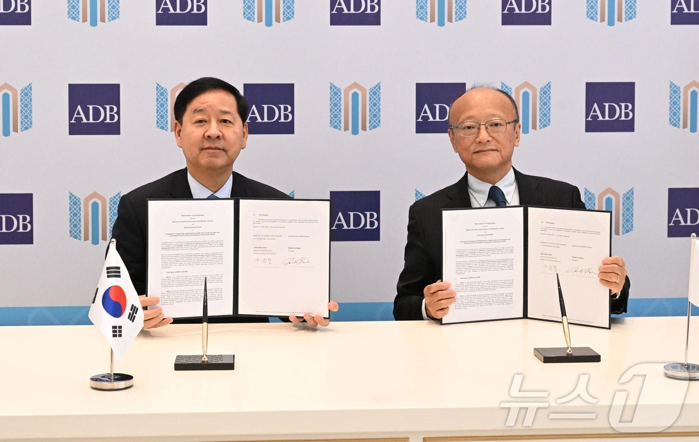 본문 이미지 - ASEAN+3 재무장관회의 및 아시아개발은행(ADB) 연차총회 참석차 우즈베키스탄 사마라칸트를 방문 중인 구윤철 부총리 겸 재정경제부 장관이 3일(현지시간) 콘글래서센터에서 칸다 마사토 아시아개발은행 총재와 ADB AI 혁신개발센터 설립 양해각서(MOU)에 서명한 뒤 기념촬영을 하고 있다. (재정경제부 제공. 재판매 및 DB금지)