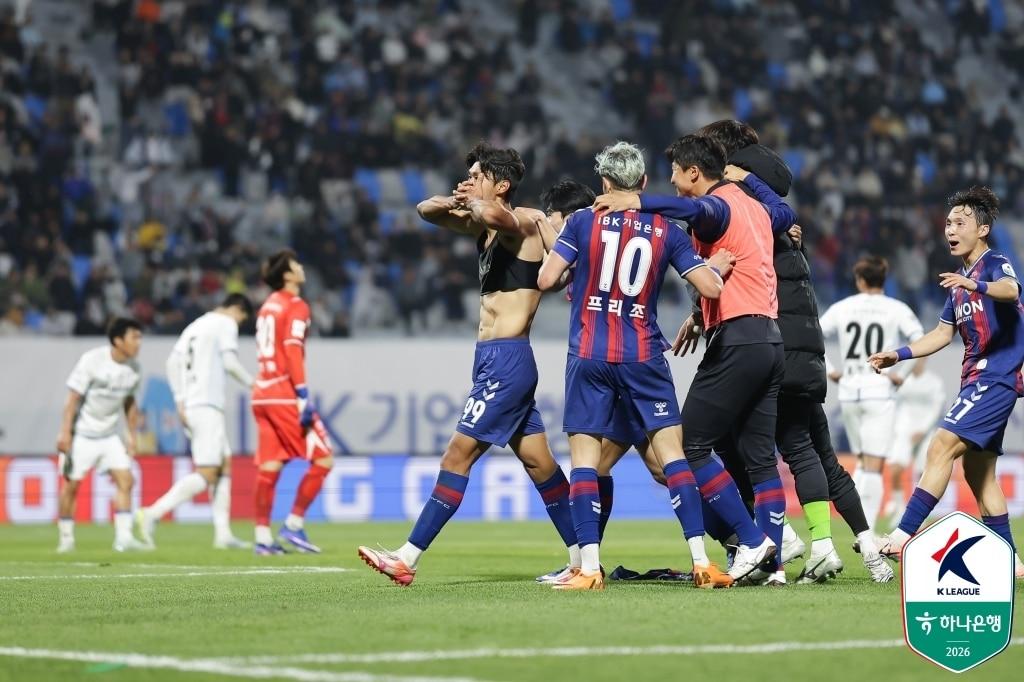 본문 이미지 - 수원FC 공격수 하정우가 3일 수원종합운동장에서 열린 수원 삼성과 수원 더비에서 쐐기골을 넣고 세리머니를 하고 있다. (한국프로축구연맹 제공)