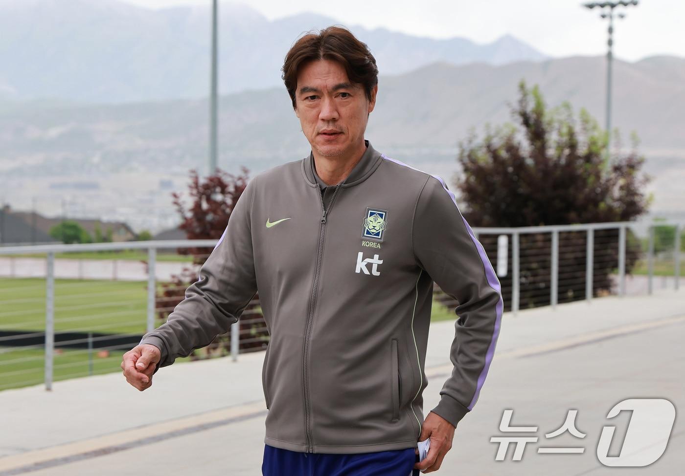 본문 이미지 - 홍명보 대한민국 축구대표팀 감독이 29일(현지시간) 미국 유타주 헤리먼에 위치한 자이언스뱅크 트레이닝센터에서 인터뷰에 나서고 있다. 2026.5.30 ⓒ 뉴스1 임세영 기자