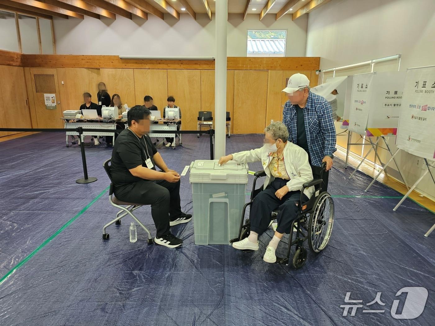 본문 이미지 - 30일 진주시 명석면사무소 사전투표소에서 하복선씨(92)가 투표함에 투표용지를 넣고 있다. 2026.5.30/뉴스1 한송학기자