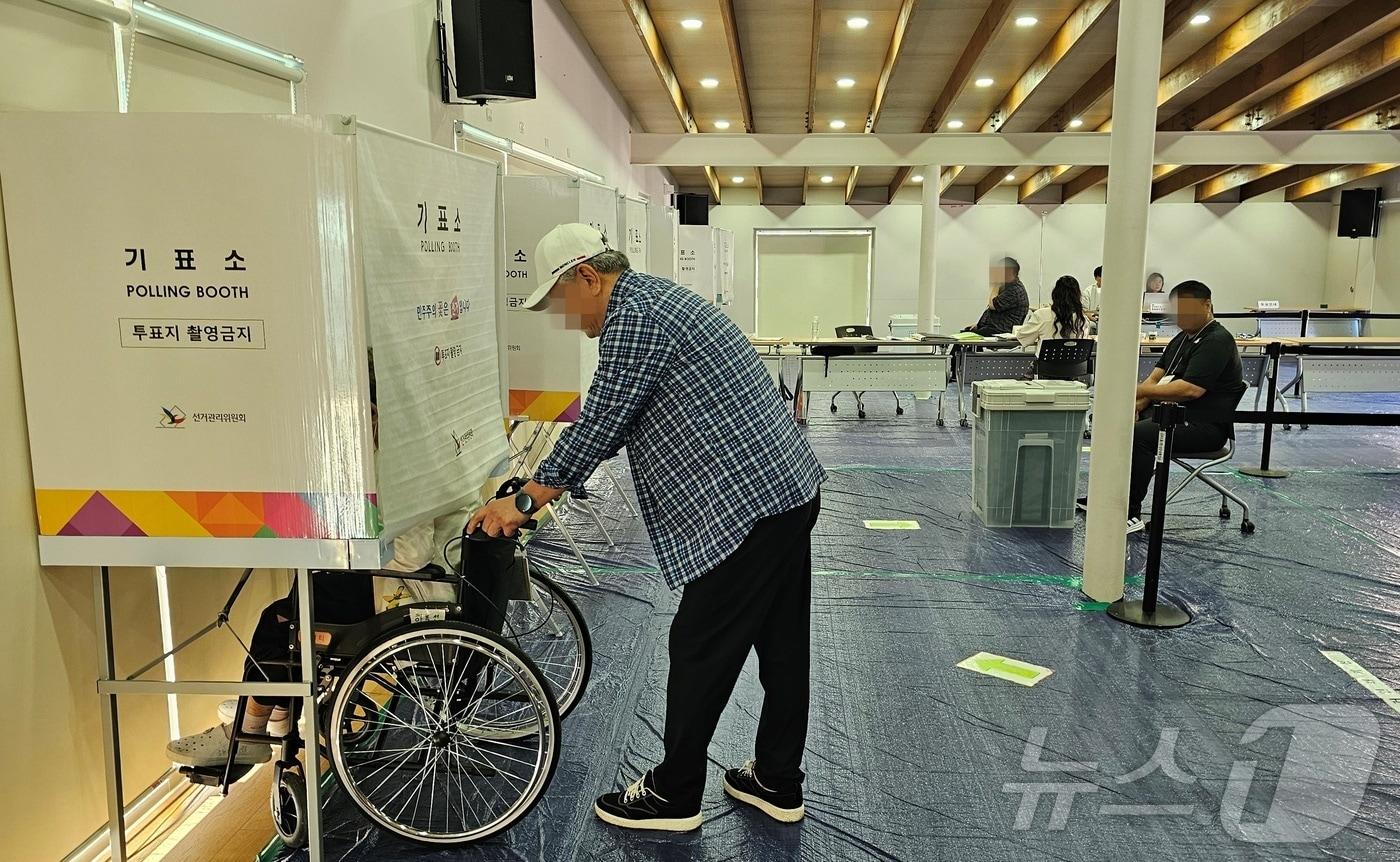 본문 이미지 - 제9회 전국동시지방선거 사전 투표 이틑날인 30일 경남 진주시 명석면사무소 사전투표소에 하복선 씨(92)가 휠체어를 타고 소중한 한표를 행사하고 있다. 2026.5.30 ⓒ 뉴스1 한송학 기자