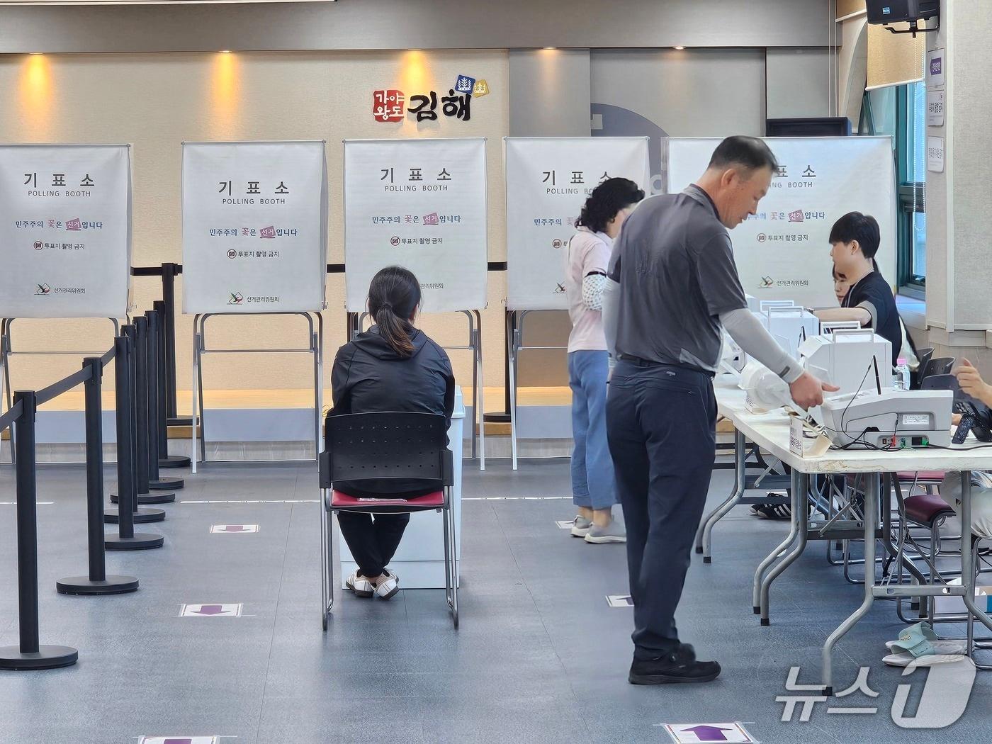 본문 이미지 - 6·3 지방선거 사전투표 마지막막 날인 30일 김해시 삼안동 사전투표소에서 시민들이 투표하고 있다. 2026.5.30 ⓒ 뉴스1 박민석 기자