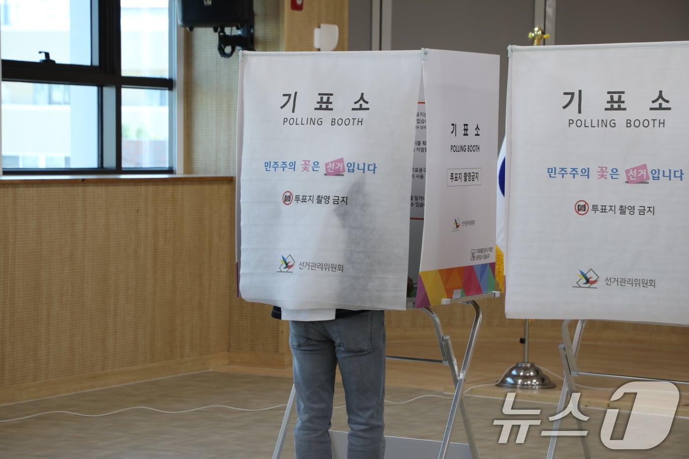 본문 이미지 - 제9회 전국동시지방선거 사전투표 이튿날이자 마지막 날인 30일 오전 8시 광주 서구 농성2동 공공복합청사에 마련된 사전투표소에서 유권자들이 투표하고 있다. 2026.5.30 ⓒ 뉴스1 이수민 기자