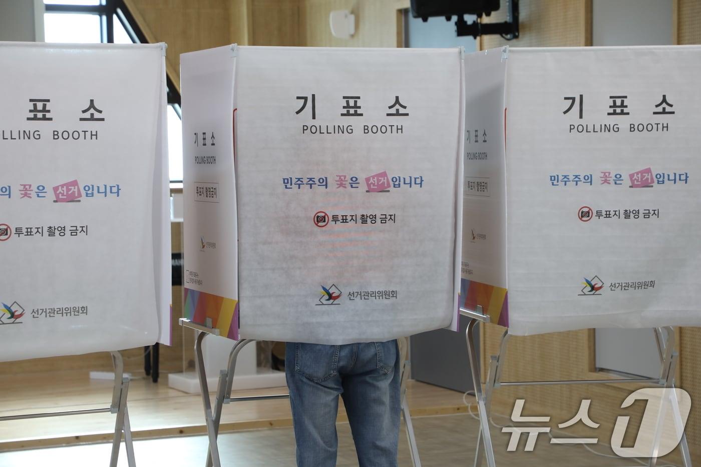 본문 이미지 - 제9회 전국동시지방선거 사전투표 이튿날이자 마지막 날인 30일 광주 서구 농성2동 공공복합청사에 마련된 사전투표소에서 유권자들이 투표하고 있다. 2026.5.30 ⓒ 뉴스1 이수민 기자