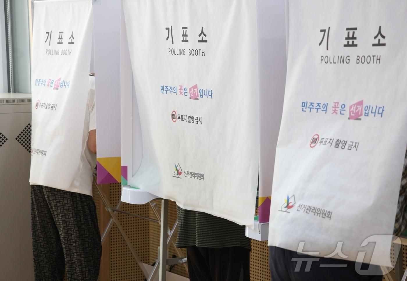 본문 이미지 - 제9회 전국동시지방선거 사전투표 둘째 날인 30일 전북 완주군 삼례읍행정복지센터에 마련된 사전투표를 찾은 유권자들이 사전투표를 하고 있다. 2026.5.30 ⓒ 뉴스1 유경석 기자