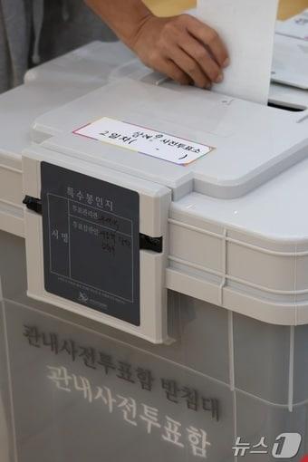 본문 이미지 - 제9회 전국동시지방선거 사전투표 둘째 날인 30일 전북 완주군 삼례읍행정복지센터에 마련된 사전투표소를 찾은 한 유권자가 소중한 한 표를 행사하고 있다. 2026.5.30 ⓒ 뉴스1 유경석 기자