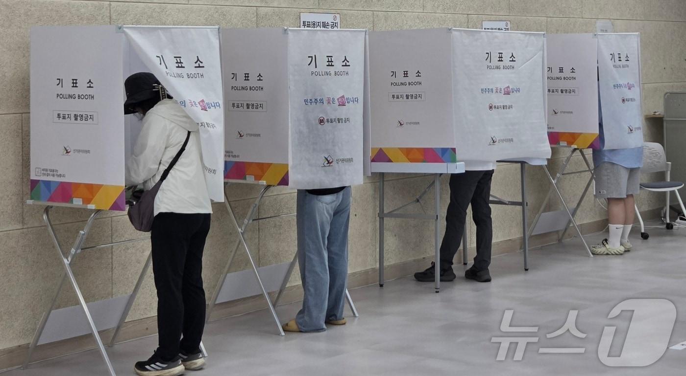본문 이미지 - 제9회 전국동시지방선거 사전투표 둘째 날인 30일 전북 전주시 송천3동 주민센터에 마련된 사전투표를 찾은 유권자들이 사전투표를 하고 있다. 2026.5.30 ⓒ 뉴스1 유경석 기자
