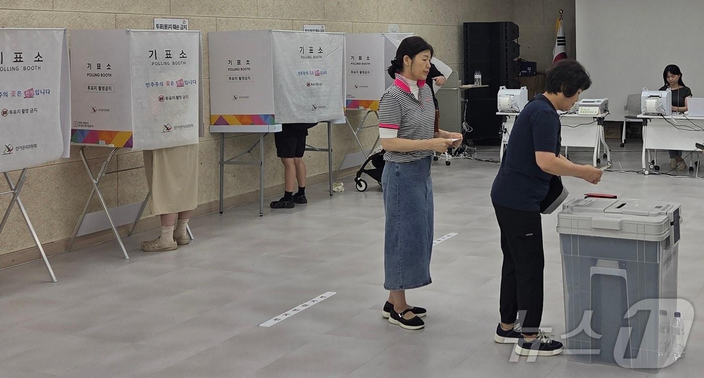 본문 이미지 - 제9회 전국동시지방선거 사전투표 둘째 날인 30일 전북 전주시 송천3동 주민센터에 마련된 사전투표소를 찾은 유권자들이 투표를 하고 있다. 2026.5.30 ⓒ 뉴스1 유경석 기자