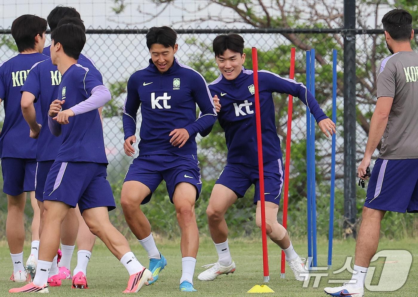 본문 이미지 - 대한민국 축구대표팀 손흥민, 황인범이 29일(현지시간) 미국 유타주 헤리먼에 위치한 자이언스뱅크 트레이닝센터에서 훈련을 하고 있다. 2026.5.30 ⓒ 뉴스1 임세영 기자