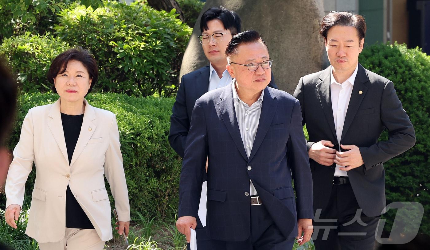 본문 이미지 - 국민의힘 소속 국회 행정안전위원회 조은희(왼쪽부터), 박충권, 고동진, 박수민 의원이 30일 오전 경찰의 서소문 고가 차도 붕괴 사고 관련 서울시청 압수수색에 대한 항의 차 서울 종로구 서울경찰청으로 향하고 있다. 2026.5.30 ⓒ 뉴스1 김진환 기자