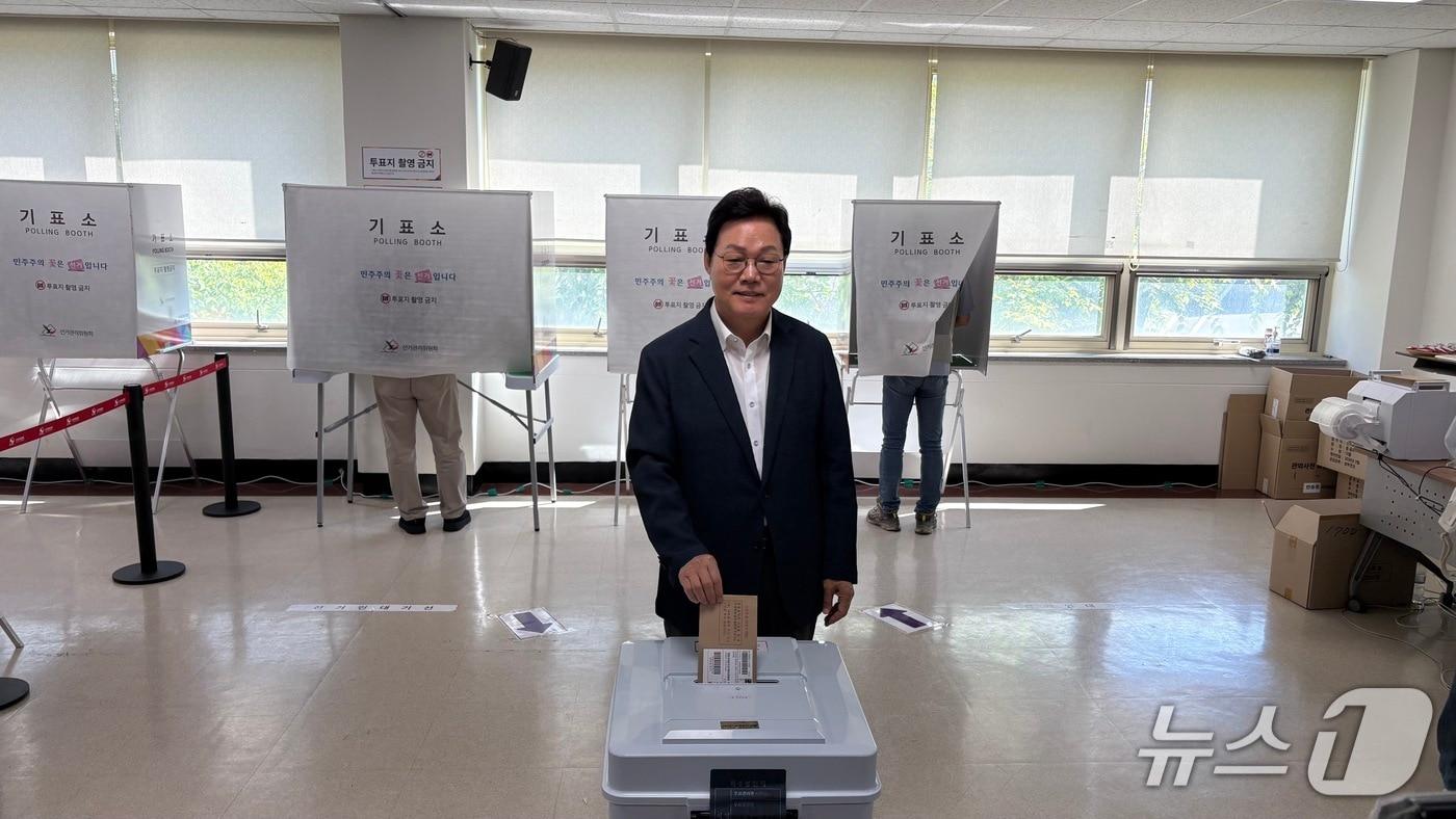 본문 이미지 - 박완수 국민의힘 경남지사 후보가 6.3지방선거 사전투표 둘째 날인 30일 경남 창원시 의창구 반송동 행정복지센터에 마련된 사전투표소에서 투표를 하고 있다.2026.5.30/뉴스1 강정태 기자