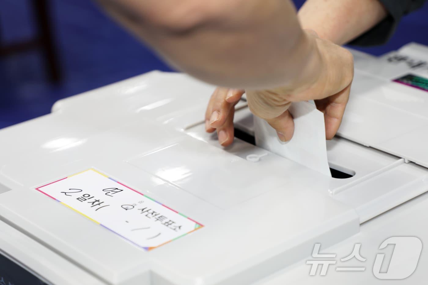 본문 이미지 - 제9회 전국동시지방선거 사전투표 둘째 날인 30일 오전 제주도의회 의원회관 1층 대회의실에 마련된 제주시 연동 사전투표소에서 한 유권자가 투표하고 있다. ⓒ 뉴스1 오미란 기자