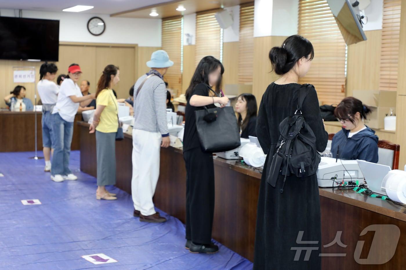 본문 이미지 - 제9회 전국동시지방선거 사전투표 둘째 날인 30일 오전 제주도의회 의원회관 1층 대회의실에 마련된 제주시 연동 사전투표소에 유권자들의 발길이 이어지고 있다. ⓒ 뉴스1 오미란 기자