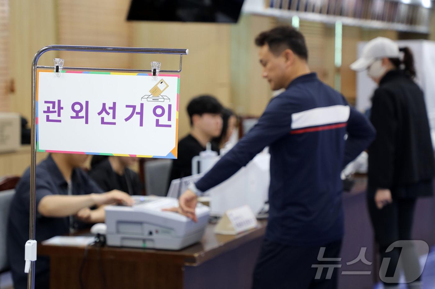 본문 이미지 - 제9회 전국동시지방선거 사전투표 둘째 날인 30일 오전 제주도의회 의원회관 1층 대회의실에 마련된 제주시 연동 사전투표소에 유권자들의 발길이 이어지고 있다. 2026.5.30 ⓒ 뉴스1 오미란 기자