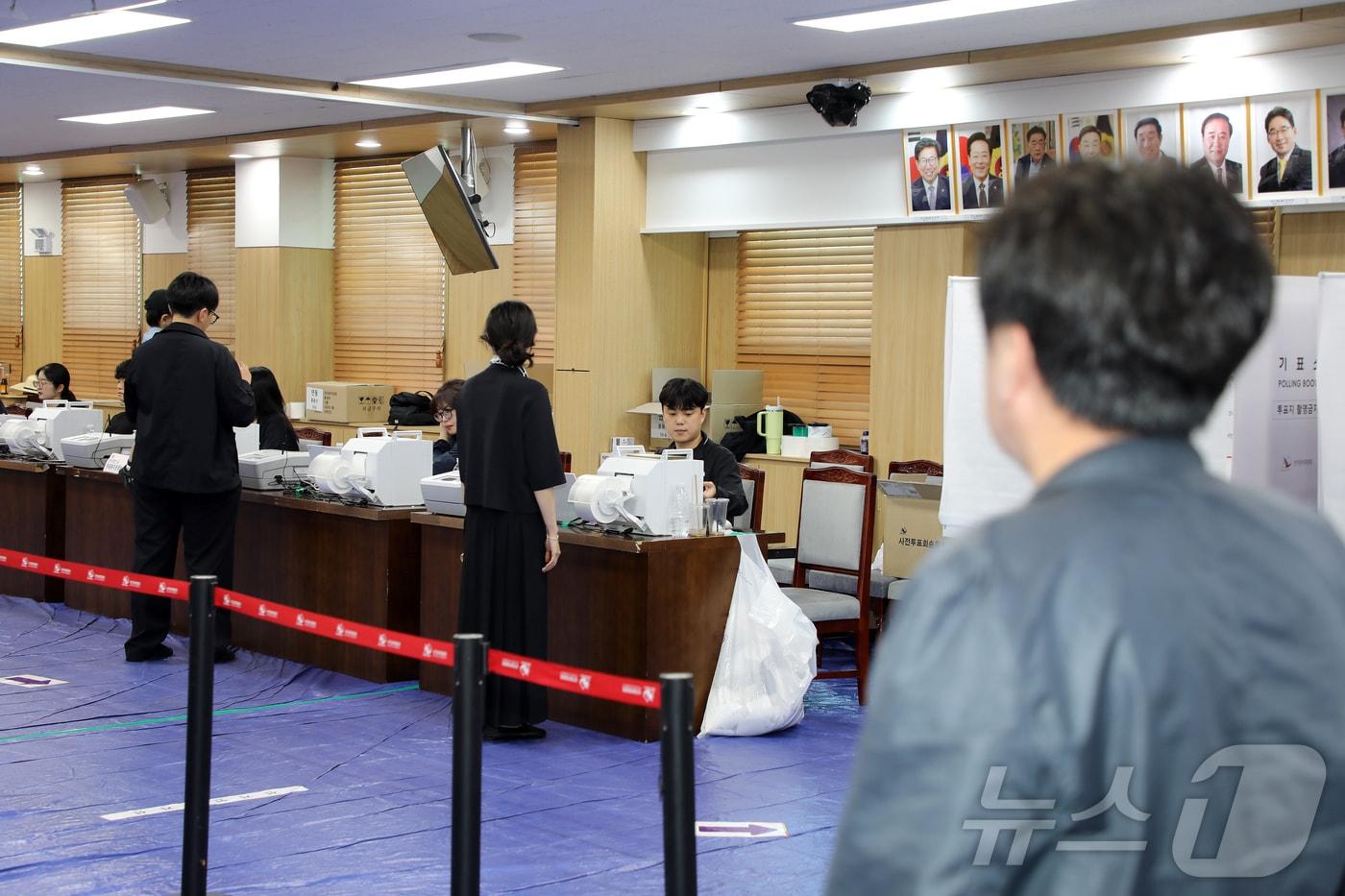 본문 이미지 - 제9회 전국동시지방선거 사전투표 둘째 날인 30일 오전 제주도의회 의원회관 1층 대회의실에 마련된 제주시 연동 사전투표소에 유권자들의 발길이 이어지고 있다. ⓒ 뉴스1 오미란 기자