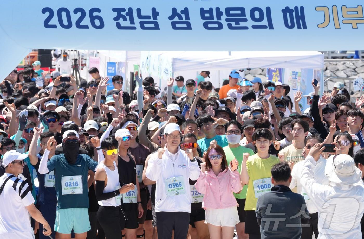 본문 이미지 - 황기연 전라남도 행정부지사가 30일 여수 낭도에서 열린 ‘2026 전남 섬 방문의 해 기부런(런-포 아일랜드)’ 행사에서 출발을 앞두고 참가자들과 파이팅하고 있다.(전남도 제공. 재판매 및 DB금지) 2026.5.30 ⓒ 뉴스1