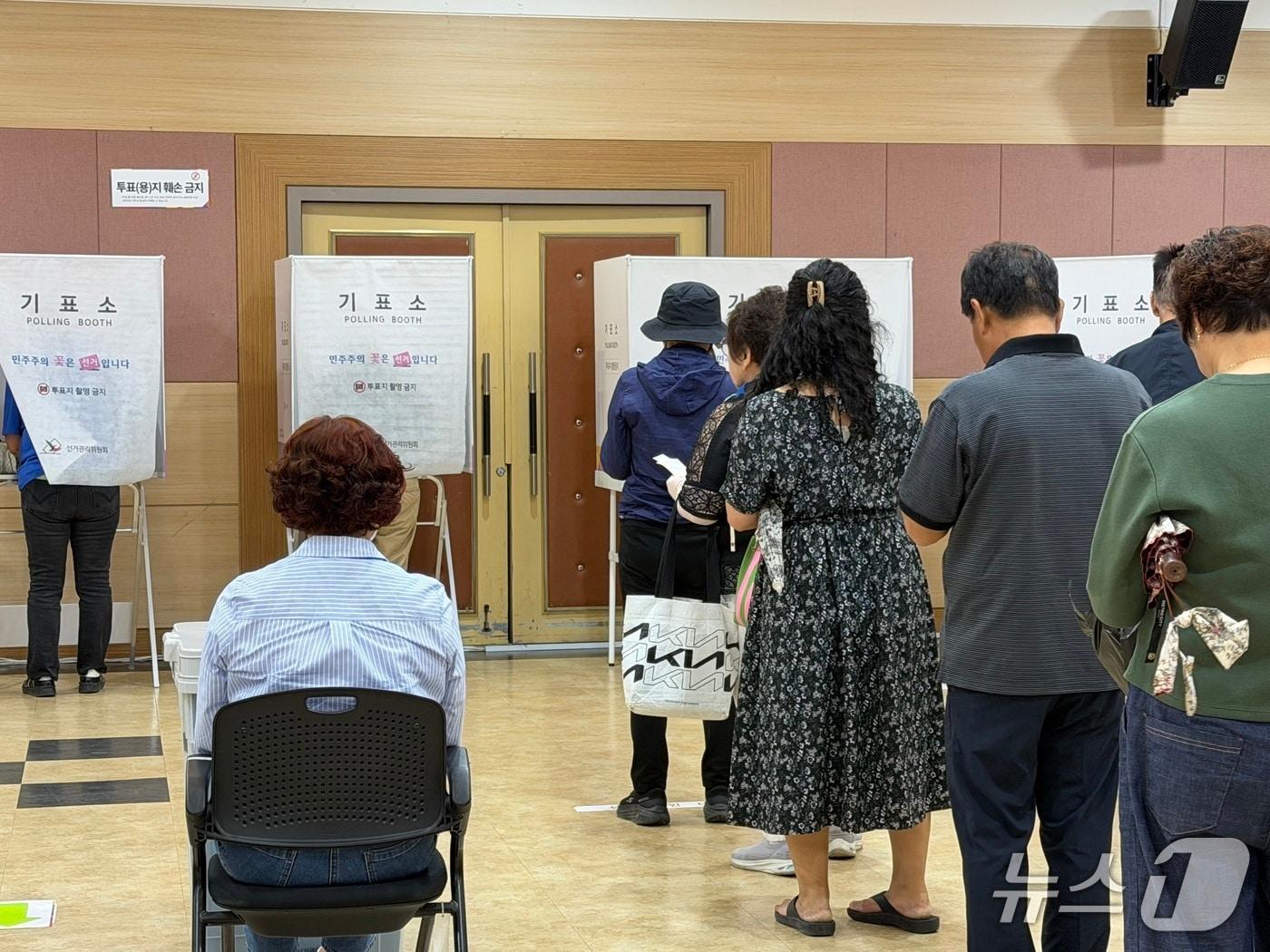 본문 이미지 - 6·3지방선거 사전투표 마지막 날인 30일 오전 충북 증평군청 대회의실에 설치된 사전투표소에서 유권자들이 투표를 위해 줄 서 있다. 2026.5.30/뉴스1