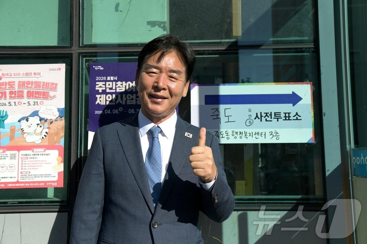 본문 이미지 - 더불어민주당 오중기 경북도지사 후보는 30일 포항시 남구 죽도동 행정복지센터에서 사전투표를 마친 뒤 경북 전역 총력 유세에 나섰다./뉴 스1