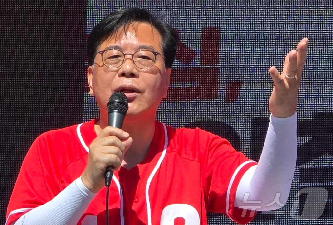 본문 이미지 - 송언석 국민의힘 원내대표가 3일 김천 합동유세서 "이재명 대통령은 법률이나 헌법보다도 자기가 더 위에 있다고 생각을 하는 것 같다＂고 비판하고 있다. ⓒ 뉴스1 정우용 기자