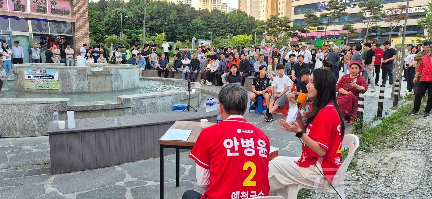 본문 이미지 - 안병윤 국민의힘 예천군수 후보는 30일 용문면과 호명면에서 집중 유세를 열고 구도심 재생과 신도시 개발을 아우르는 '투트랙 발전 전략'을 제시했다. ⓒ 뉴스1 김대벽기자