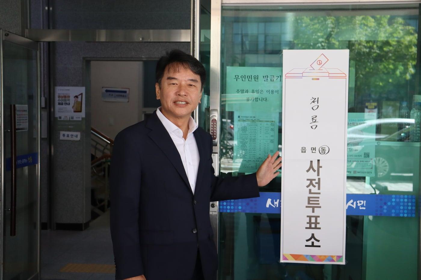 본문 이미지 - 30일 사전투표를 마친 문진석 더불어민주당 의원(문진석 의원실 제공)