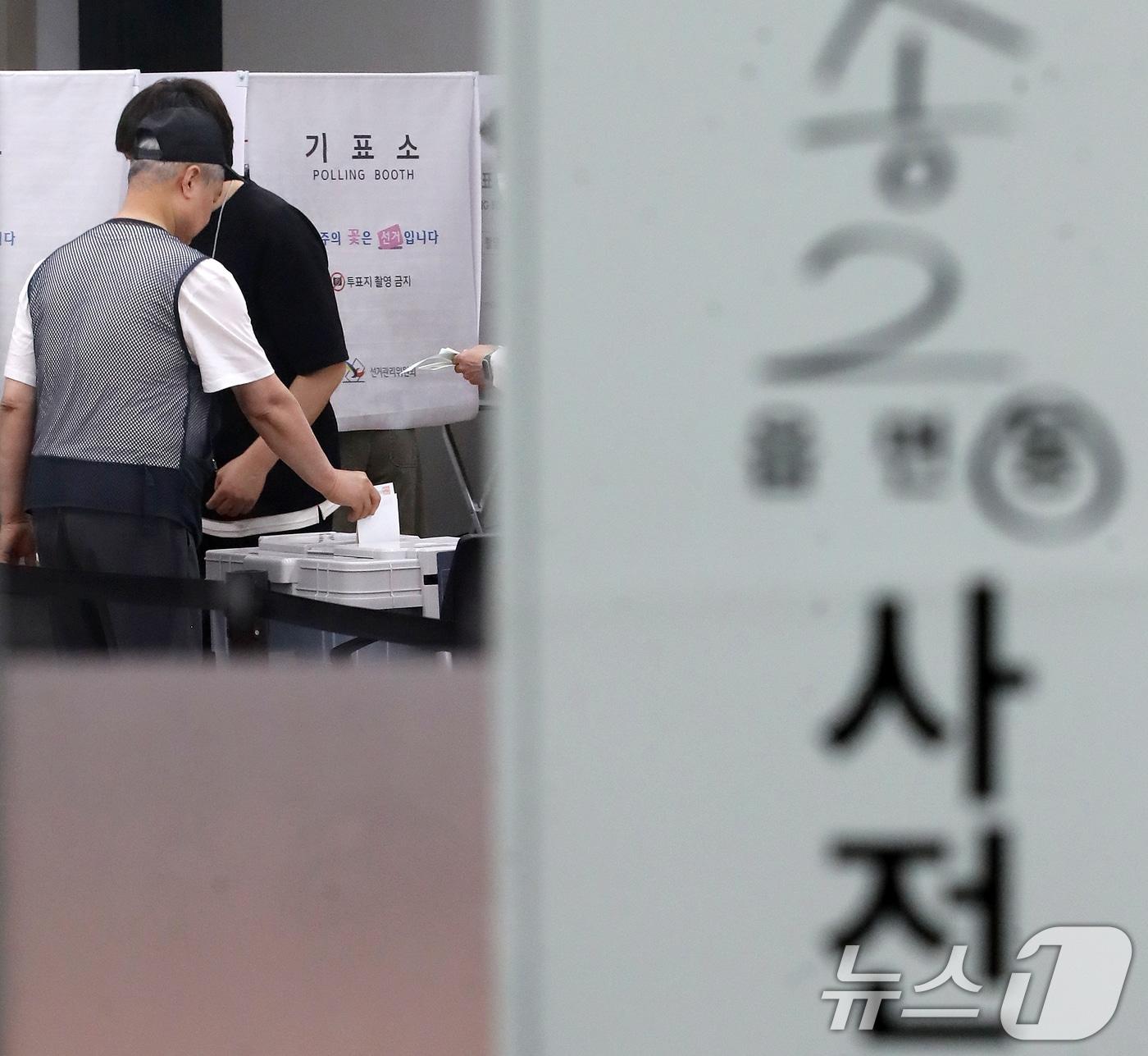 본문 이미지 - 제9회 전국동시지방선거 및 국회의원 재보궐선거 사전투표 둘째 날인 30일 부산 해운대구 반송2동행정복지센터에 마련된 사전투표소에서 유권자들이 소중한 한 표를 행사하고 있다. ⓒ 뉴스1 윤일지 기자