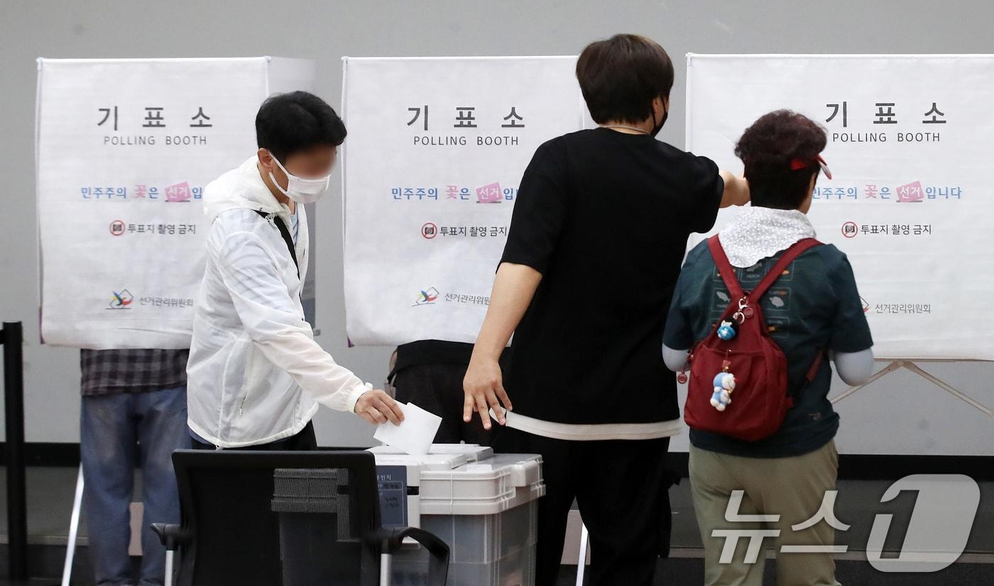 본문 이미지 - 제9회 전국동시지방선거 및 국회의원 재보궐선거 사전투표 둘째 날인 30일 부산 해운대구 반송2동행정복지센터에 마련된 사전투표소에서 유권자들이 소중한 한 표를 행사하고 있다. ⓒ 뉴스1 윤일지 기자