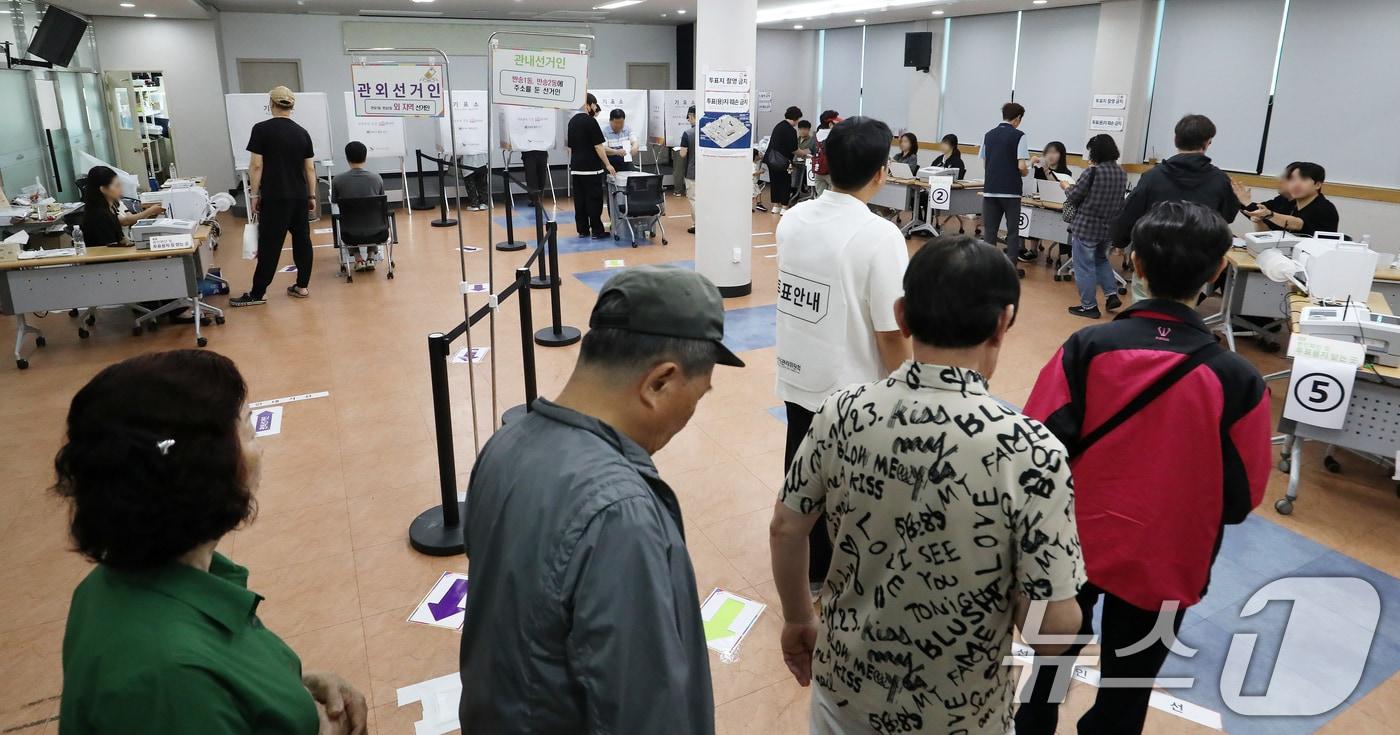 본문 이미지 - 제9회 전국동시지방선거 및 국회의원 재보궐선거 사전투표 둘째 날인 30일 사전투표소에서 유권자들이 투표를 하기 위해 줄을 서 있다. ⓒ 뉴스1 윤일지 기자