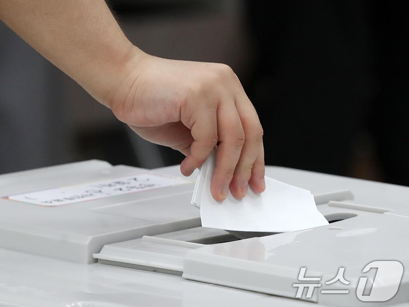 본문 이미지 - 제9회 전국동시지방선거 및 국회의원 재보궐선거 사전투표 둘째 날인 30일 부산 해운대구 반송2동행정복지센터에 마련된 사전투표소에서 유권자들이 소중한 한 표를 행사하고 있다. ⓒ 뉴스1 윤일지 기자