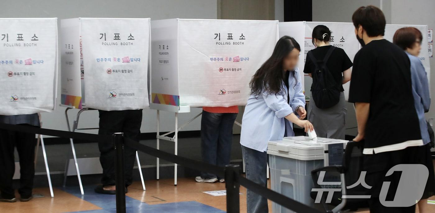 본문 이미지 - 제9회 전국동시지방선거 및 국회의원 재보궐선거 사전투표 둘째 날인 30일 부산 해운대구 반송2동행정복지센터에 마련된 사전투표소에서 유권자들이 소중한 한 표를 행사하고 있다. 2026.5.30 ⓒ 뉴스1 윤일지 기자