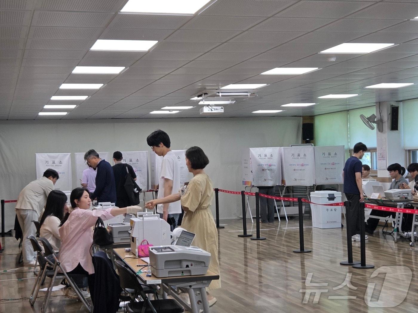 본문 이미지 - 30일 정오께 찾은 전주시 완산구 중화산2동 주민센터를 찾은 유권자들이 사전투표를 하고 있다. 2026.5.30 ⓒ 뉴스1 문채연 기자