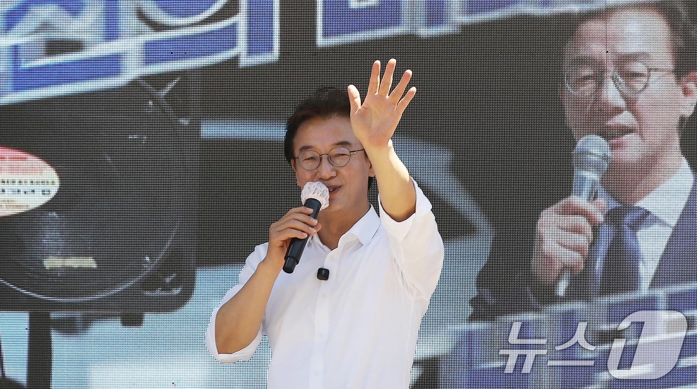 본문 이미지 - 전재수 더불어민주당 부산시장 후보가 제9회 전국동시지방선거 및 국회의원 재보궐선거 사전투표 둘째 날인 30일 부산 해운대구 반송큰시장 앞에서 유세차에 올라 시민들에게 지지를 호소하고 있다. 2026.5.30 ⓒ 뉴스1 윤일지 기자