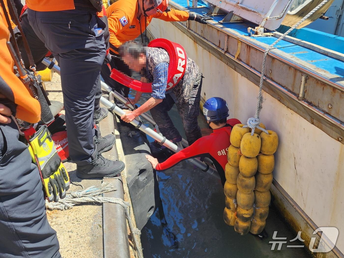 본문 이미지 - 30일 오전 10시 23분쯤 부산 서구 남항 제빙공장 앞 해상에 빠진 50대 남성을 부산해경이 구조하는 모습. (부산 해경 제공. 재판매 및 DB금지)