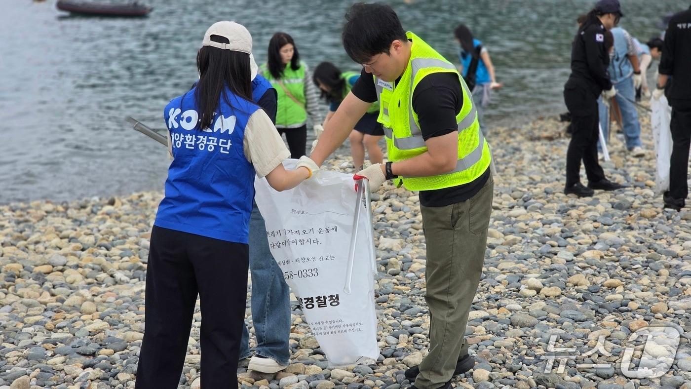 본문 이미지 - 부산시설공단은 바다의 날을 맞아 29일 부산 영도구 동삼동 감지해변 일원에서 해양환경 정화 활동을 실시했다. (부산시설공단 제공. 재판매 및 DB금지)