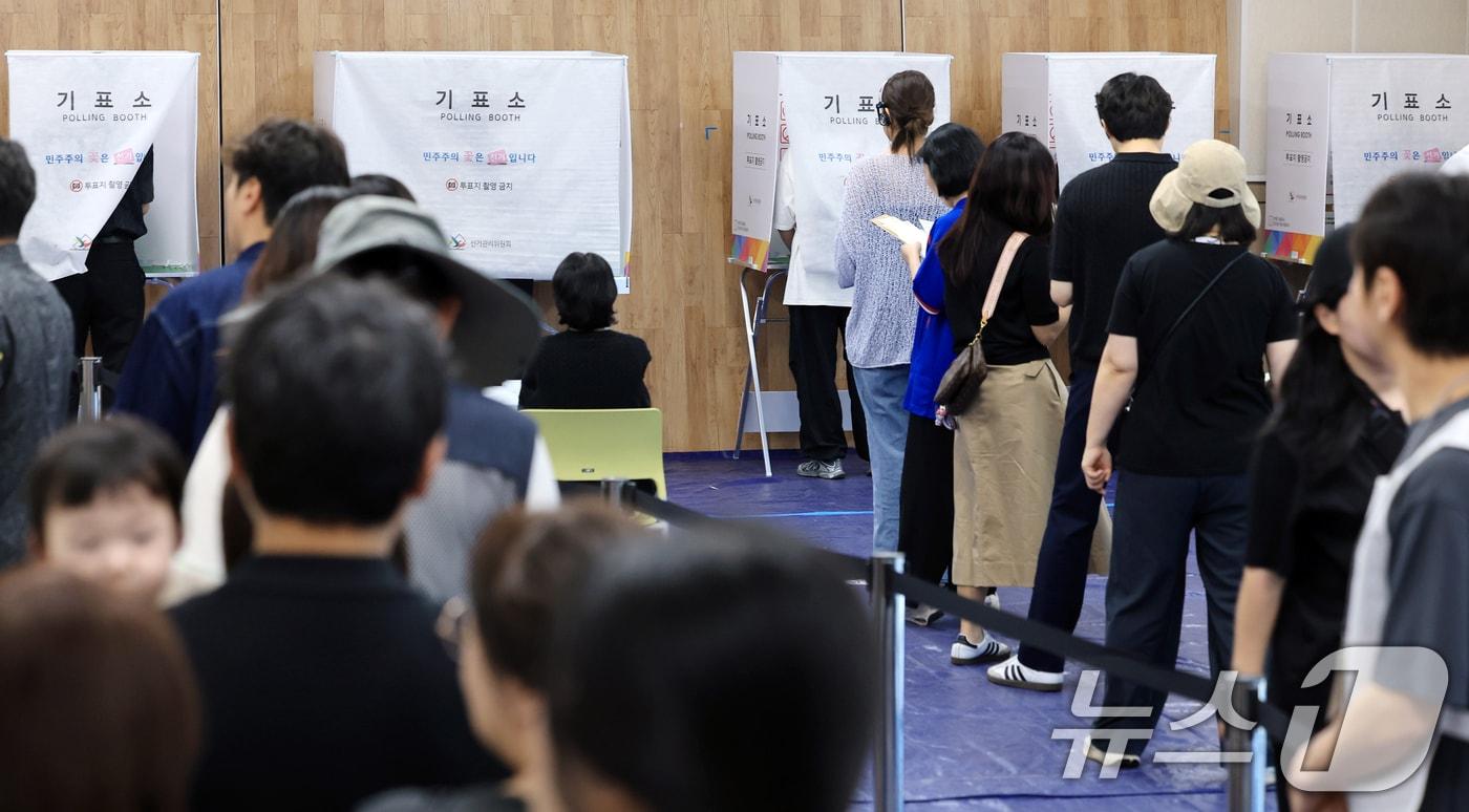 본문 이미지 - 전국동시지방선거 사전투표 마지막 날인 30일 서울 성동구 공공복합청사에 마련된 사전투표소를 찾은 유권자들이 투표하기 위해 줄을 서고 있다. 2026.5.30 ⓒ 뉴스1 이호윤 기자