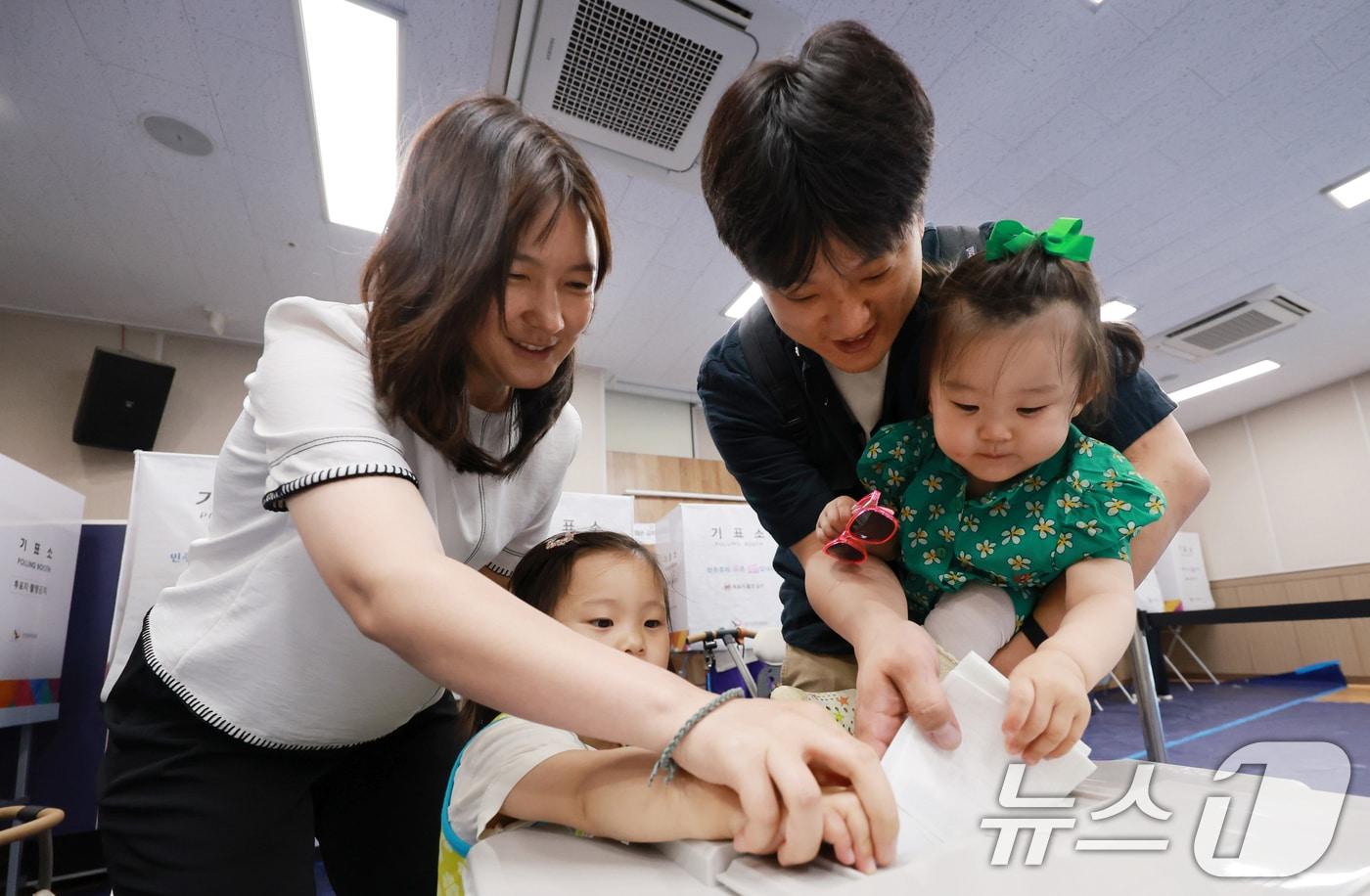 본문 이미지 - 전국동시지방선거 사전투표 마지막 날인 30일 서울 성동구 공공복합청사에 마련된 사전투표소를 찾은 한 가족이 투표를 하고 있다. 2026.5.30 ⓒ 뉴스1 이호윤 기자