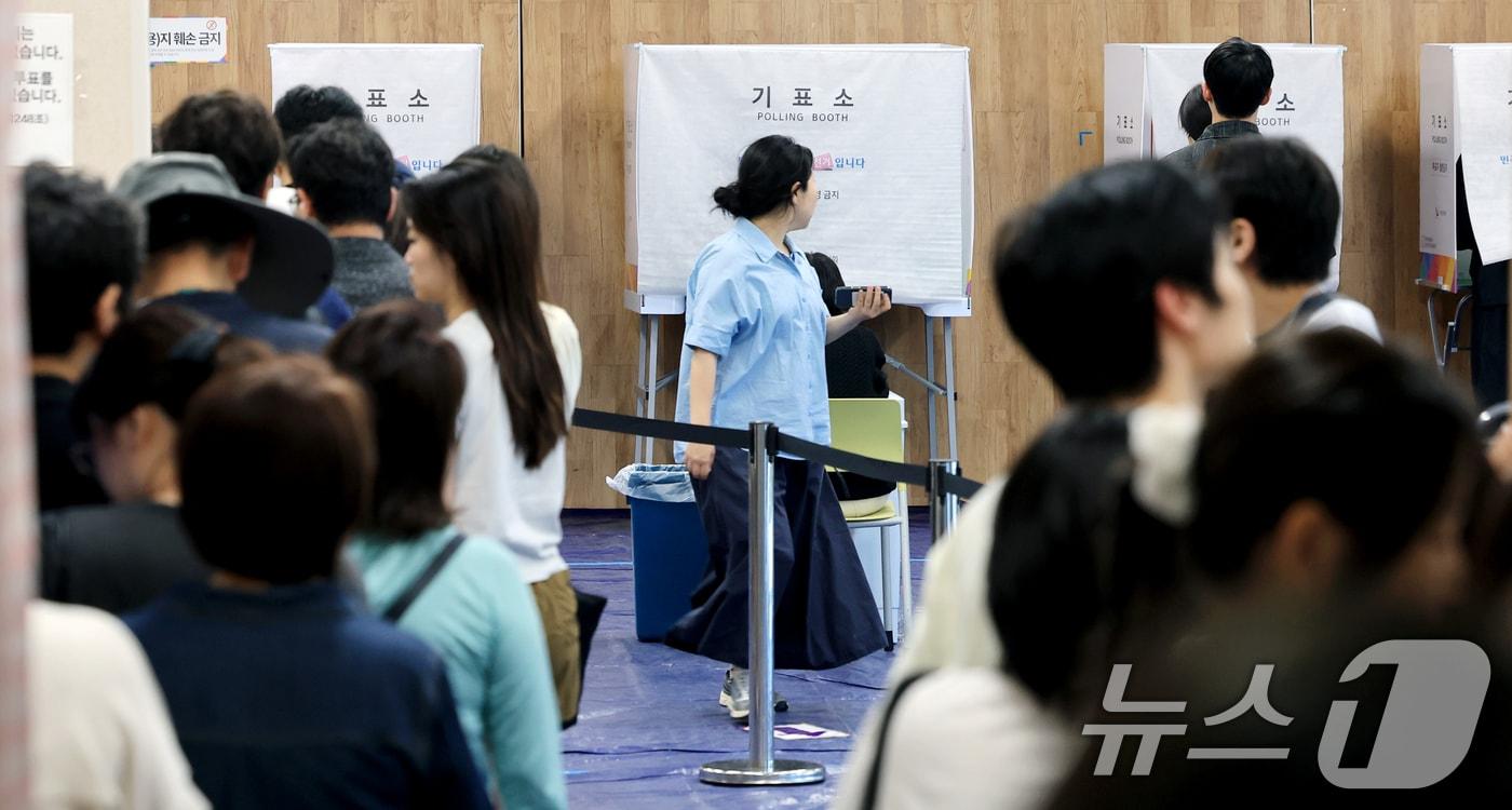 본문 이미지 - 전국동시지방선거 사전투표 마지막 날인 30일 서울 성동구 공공복합청사에 마련된 사전투표소를 찾은 유권자들이 투표하기 위해 줄을 서고 있다. 2026.5.30 ⓒ 뉴스1 이호윤 기자