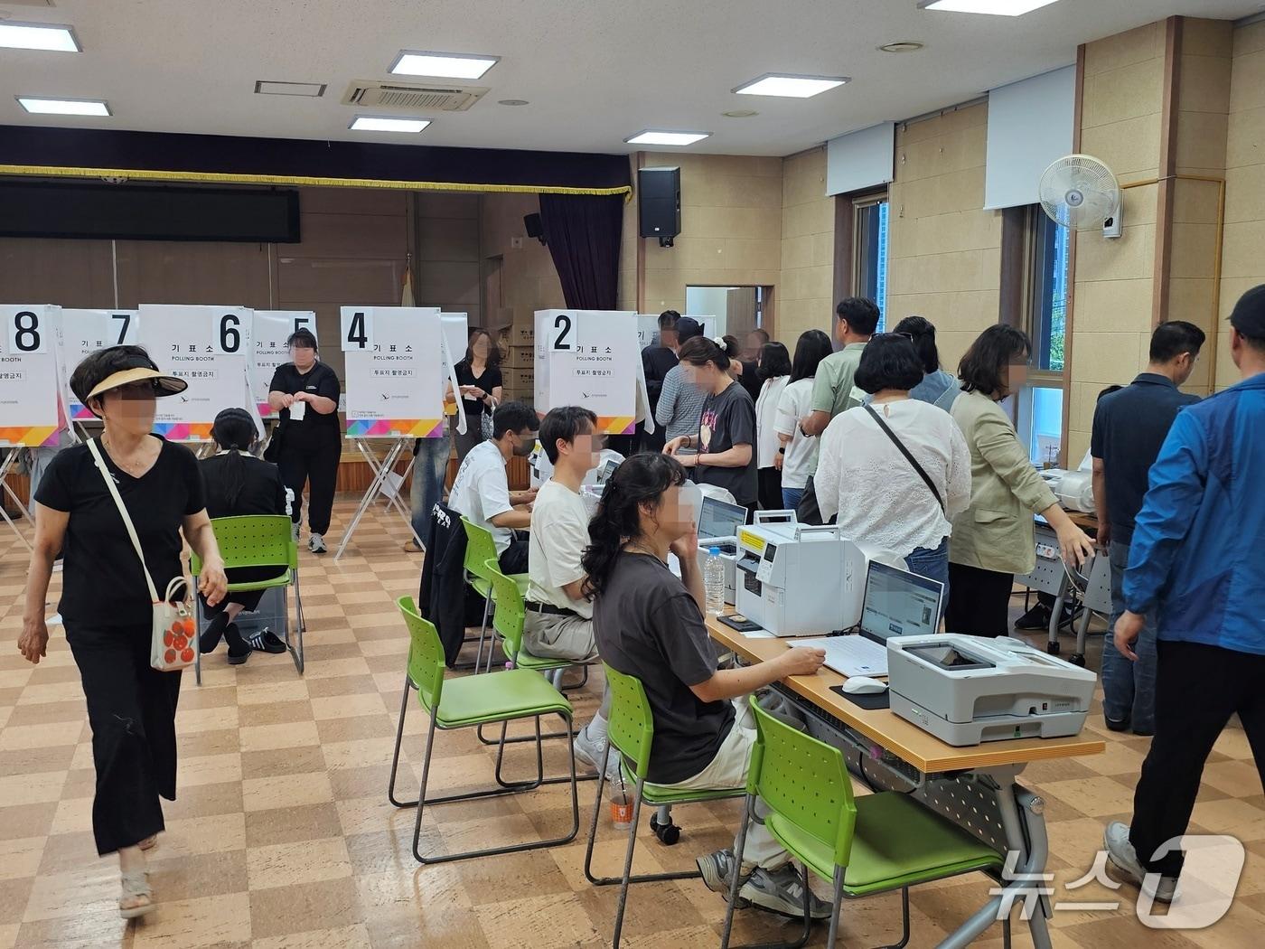 본문 이미지 - 30일 김해시 장유2동 사전투표소에 유권자들의 투표 행렬이 이어지고 있다. 2026.5.30/뉴스1 박민석기자