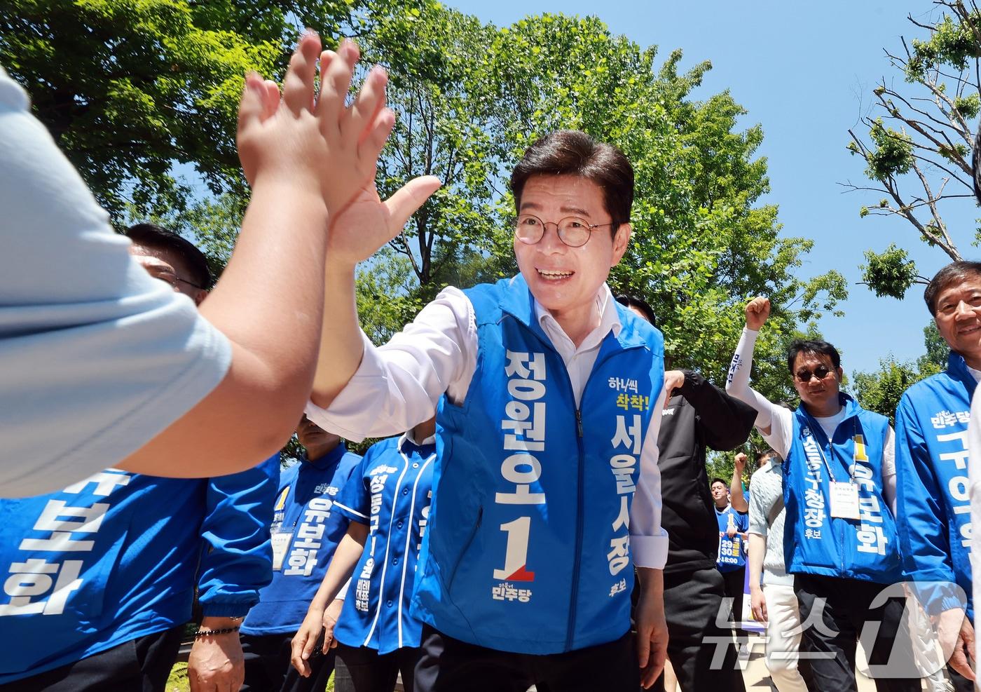 본문 이미지 - 정원오 더불어민주당 서울시장 후보가 30일 서울 성동구 서울숲을 찾아 아이들과 손을 맞대고 있다. 2026.5.30 ⓒ 뉴스1 이호윤 기자