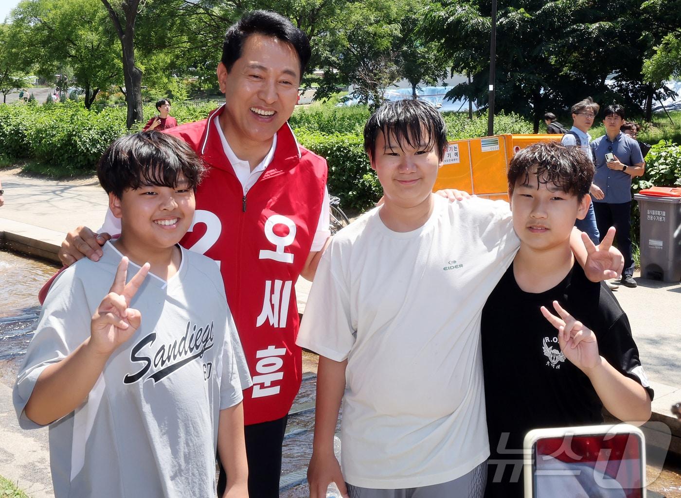 본문 이미지 - 오세훈 국민의힘 서울시장 후보가 30일 오후 서울 영등포구 여의도 한강공원을 찾아 아이들과 기념 사진을 찍고 있다. 2026.5.30 ⓒ 뉴스1 김진환 기자