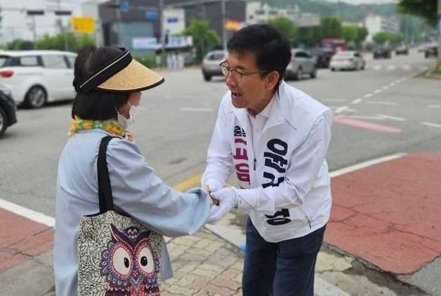 본문 이미지 - 윤건영 충북교육감 후보가 거리에서 유세 활동을 하고 있다.(자료사진)/뉴스1