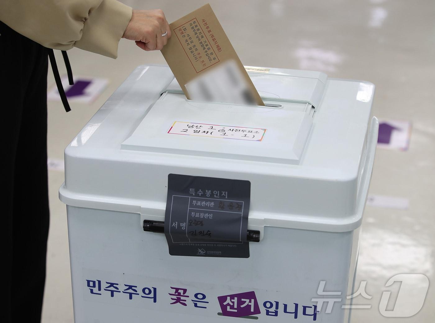 본문 이미지 - 제9회 전국동시지방선거 둘째 날인 지난 30일 대구 중구 2.28민주운동기념회관에 마련된 남산1동 사전투표소에서 유권자들이 투표하고 있다. 2026.5.30 ⓒ 뉴스1 공정식 기자