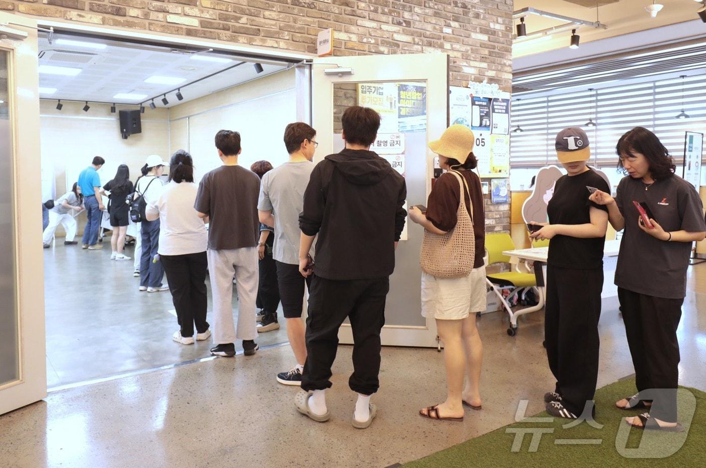 본문 이미지 - 사전투표 마지막 날인 30일 울산 남구 차오름센터에 마련된 사전투표소에 유권자들의 줄이 이어지고 있다. 2026.5.30 ⓒ 뉴스1 김세은 기자