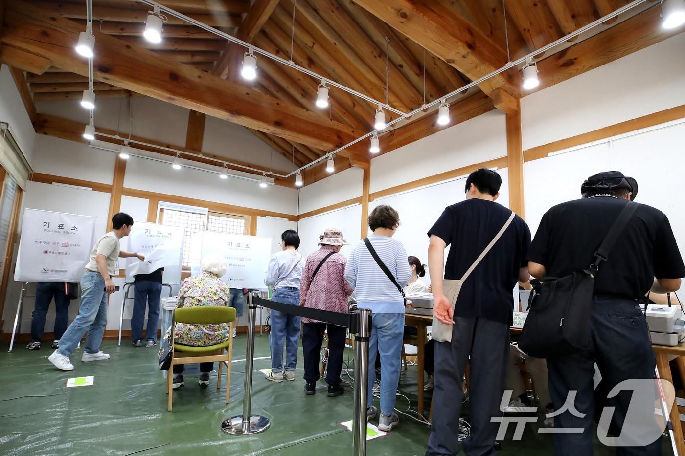 본문 이미지 - 제9회 전국동시지방선거 사전투표 둘째 날인 30일 사전투표소에서 유권자들이 투표하고 있다. 2026.5.30 ⓒ 뉴스1 공정식 기자
