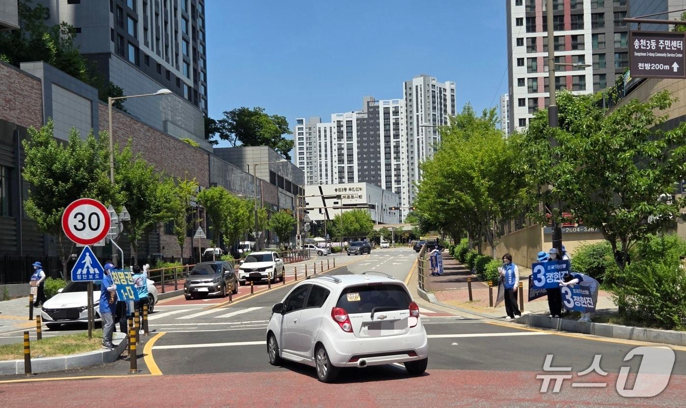 본문 이미지 - 30일 오후 2시께 전북 전주시 덕진구 송천3동 주민센터 앞 회전교차로에서 선거운동원들이 선거운동을 하고 있다.2026.5.30/뉴스1 문채연 기자