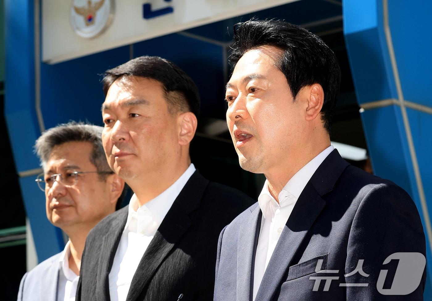 본문 이미지 - 장동혁 국민의힘 대표가 30일 서울지방경찰청 민원실 앞에서 이재명 대통령과 중앙선거관리위원회 관계자에 대해 각각 공직선거법상 투표의 비밀침해죄, 공직선거법 위반 및 직무유기 혐의로 고발장을 제출하기 전 발언하고 있다. 2026.5.30 ⓒ 뉴스1 이호윤 기자